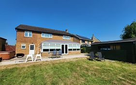 Kennedy Villa - 5 Bedroom House With Hot Tub, Wifi, Free Parkings, Close To Bicester Village